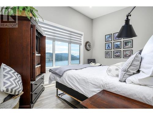 8812 Oxford Road, Vernon, BC - Indoor Photo Showing Bedroom