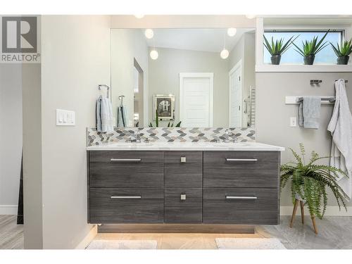 8812 Oxford Road, Vernon, BC - Indoor Photo Showing Bathroom