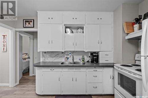575 12Th Street E, Prince Albert, SK - Indoor Photo Showing Kitchen With Double Sink