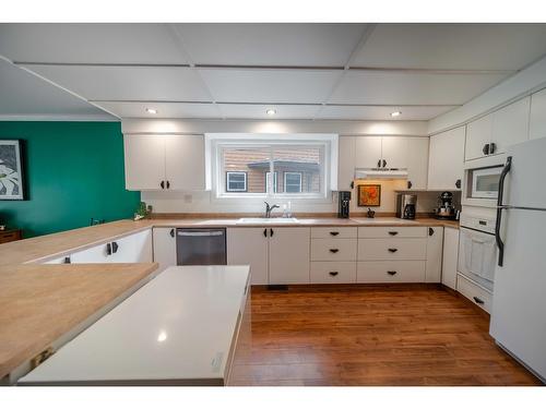 526 20Th Avenue S, Cranbrook, BC - Indoor Photo Showing Kitchen