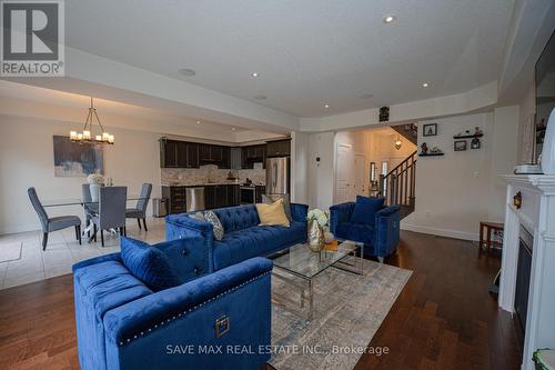 17 Lagoon Avenue, Hamilton, ON - Indoor Photo Showing Living Room