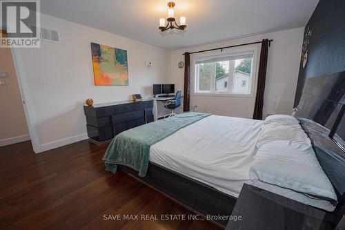 17 Lagoon Avenue, Hamilton, ON - Indoor Photo Showing Bedroom