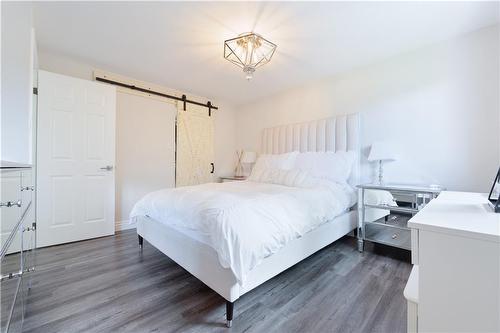 33 Darlington Drive, Hamilton, ON - Indoor Photo Showing Bedroom