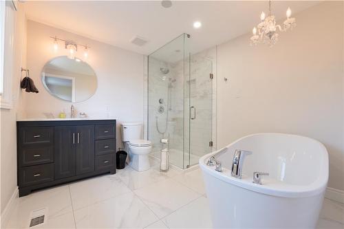 33 Darlington Drive, Hamilton, ON - Indoor Photo Showing Bathroom