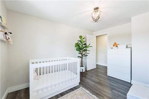 33 Darlington Drive, Hamilton, ON - Indoor Photo Showing Bedroom