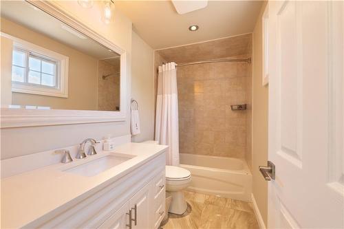 33 Darlington Drive, Hamilton, ON - Indoor Photo Showing Bathroom