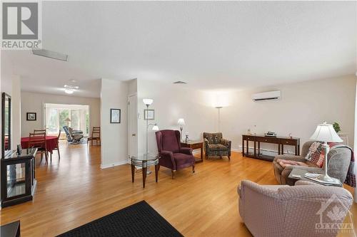 736 Claude Street, Ottawa, ON - Indoor Photo Showing Living Room