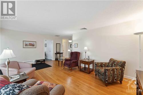 736 Claude Street, Ottawa, ON - Indoor Photo Showing Living Room