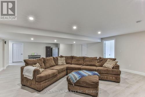 14 Chestnut Street, Bayham (Vienna), ON - Indoor Photo Showing Living Room