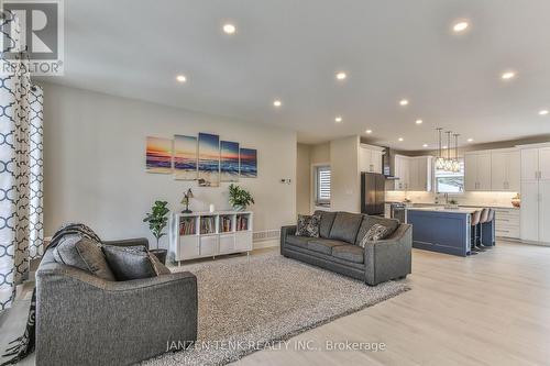 14 Chestnut Street, Bayham (Vienna), ON - Indoor Photo Showing Living Room