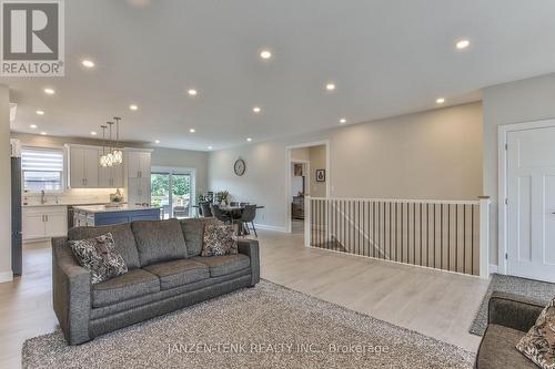 14 Chestnut Street, Bayham (Vienna), ON - Indoor Photo Showing Living Room