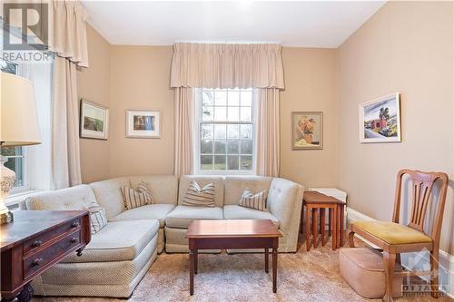 201 Clothier St West, Kemptville, ON - Indoor Photo Showing Living Room