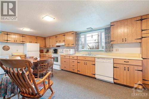 201 Clothier St West, Kemptville, ON - Indoor Photo Showing Kitchen