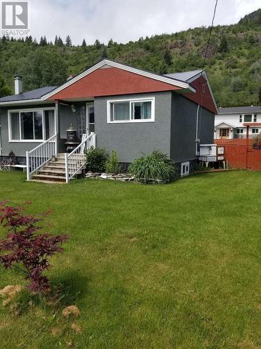 540 10Th Avenue, Montrose, BC - Outdoor