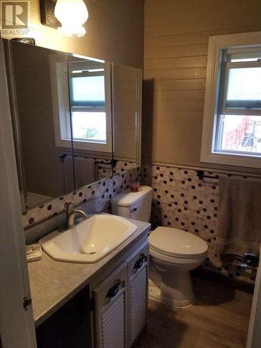 540 10Th Avenue, Montrose, BC - Indoor Photo Showing Bathroom