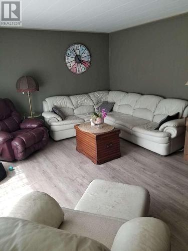 540 10Th Avenue, Montrose, BC - Indoor Photo Showing Living Room