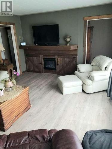 540 10Th Avenue, Montrose, BC - Indoor Photo Showing Living Room With Fireplace