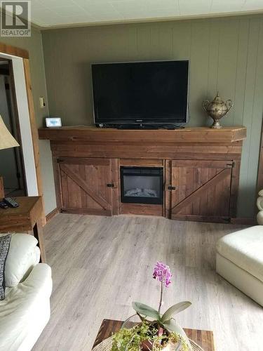 540 10Th Avenue, Montrose, BC - Indoor Photo Showing Living Room With Fireplace