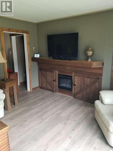 540 10Th Avenue, Montrose, BC - Indoor Photo Showing Living Room With Fireplace