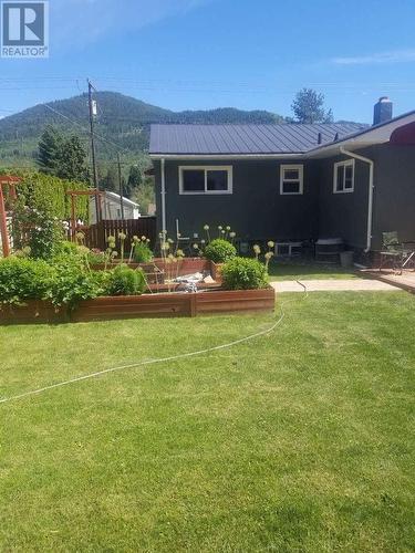 540 10Th Avenue, Montrose, BC - Outdoor