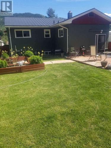 540 10Th Avenue, Montrose, BC - Outdoor