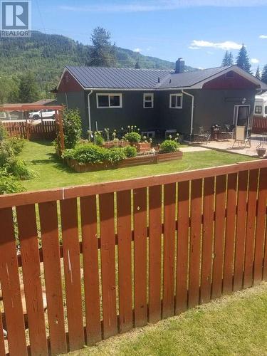 540 10Th Avenue, Montrose, BC - Outdoor