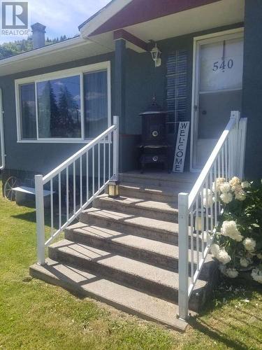 540 10Th Avenue, Montrose, BC - Outdoor