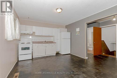 22 Major Oaks Drive, Brampton, ON - Indoor Photo Showing Kitchen