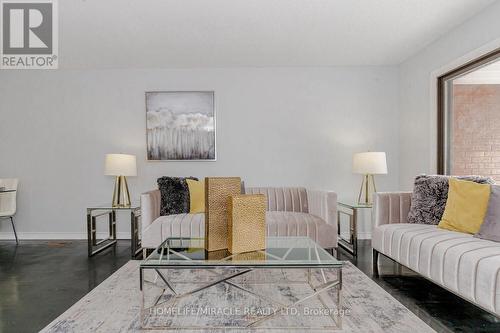 22 Major Oaks Drive, Brampton, ON - Indoor Photo Showing Living Room