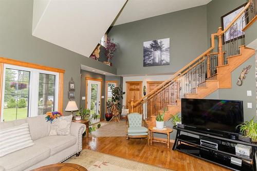 85 Heritage Drive, Dufferin, MB - Indoor Photo Showing Living Room