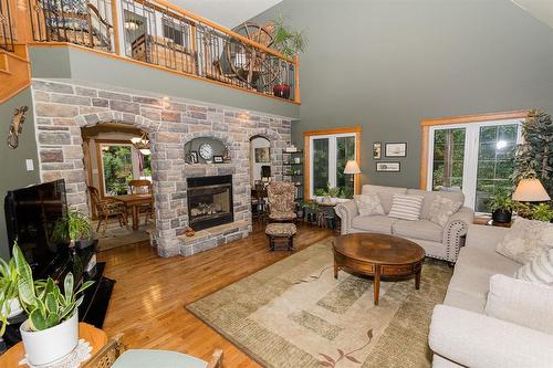 85 Heritage Drive, Dufferin, MB - Indoor Photo Showing Living Room With Fireplace