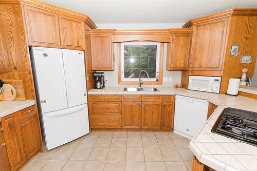 85 Heritage Drive, Dufferin, MB - Indoor Photo Showing Kitchen With Double Sink