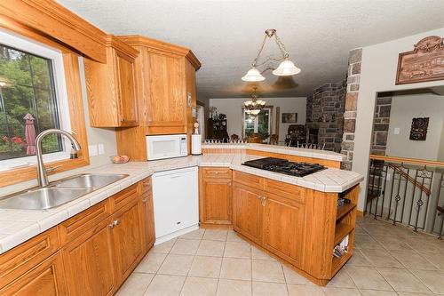 85 Heritage Drive, Dufferin, MB - Indoor Photo Showing Kitchen With Double Sink