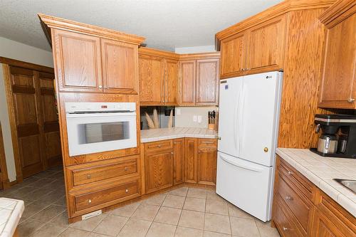 85 Heritage Drive, Dufferin, MB - Indoor Photo Showing Kitchen