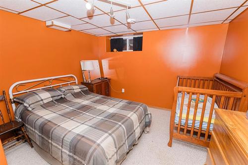 85 Heritage Drive, Dufferin, MB - Indoor Photo Showing Bedroom