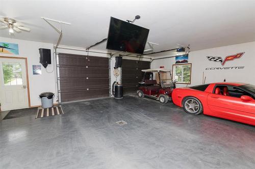 85 Heritage Drive, Dufferin, MB - Indoor Photo Showing Garage