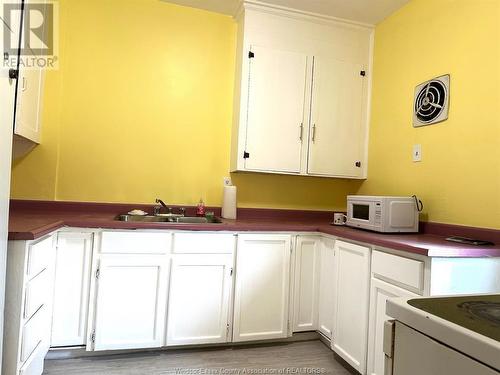 726 Partington, Windsor, ON - Indoor Photo Showing Kitchen With Double Sink