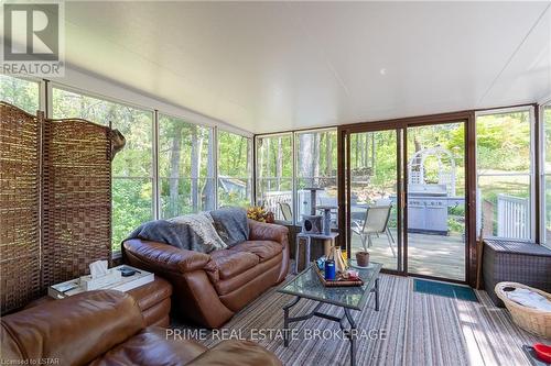 9995 Port Franks Estate Drive, Lambton Shores, ON - Indoor Photo Showing Living Room