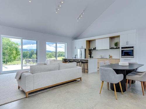 Overall view - 117 Ch. Santerre, Sutton, QC - Indoor Photo Showing Living Room