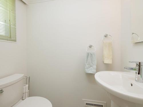 Powder room - 42 Rue Joseph-Paiement, Dollard-Des-Ormeaux, QC - Indoor Photo Showing Bathroom