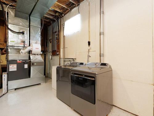 Laundry room - 42 Rue Joseph-Paiement, Dollard-Des-Ormeaux, QC - Indoor Photo Showing Laundry Room