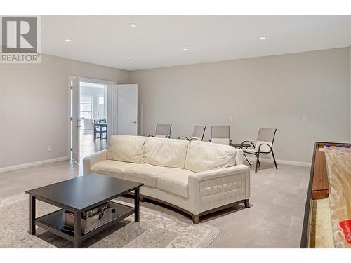 3434 Blue Grass Lane, Kelowna, BC - Indoor Photo Showing Living Room