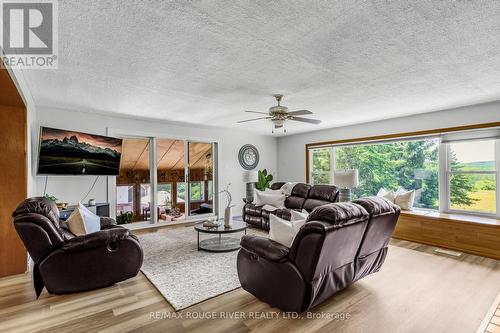 201 Ski Hill Road, Kawartha Lakes, ON - Indoor Photo Showing Living Room