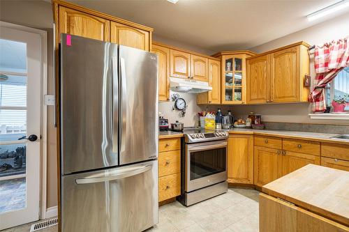 2505 Henderson Drive, Armstrong, BC - Indoor Photo Showing Kitchen