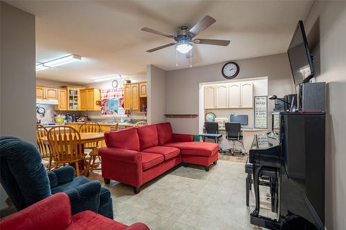 2505 Henderson Drive, Armstrong, BC - Indoor Photo Showing Living Room