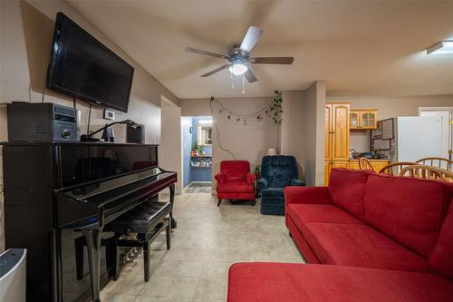 2505 Henderson Drive, Armstrong, BC - Indoor Photo Showing Living Room