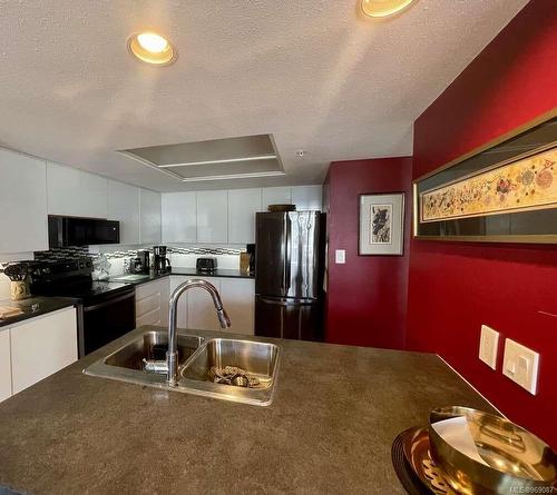 502-154 Promenade Dr, Nanaimo, BC - Indoor Photo Showing Kitchen With Double Sink