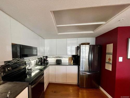 502-154 Promenade Dr, Nanaimo, BC - Indoor Photo Showing Kitchen