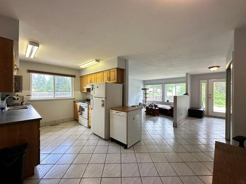 826 Boundary Creek Lane, Greenwood, BC - Indoor Photo Showing Kitchen