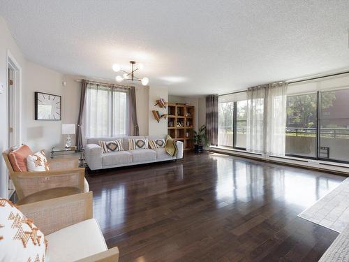 Salon - 104-21 Ch. Du Bord-Du-Lac-Lakeshore, Pointe-Claire, QC - Indoor Photo Showing Living Room